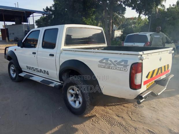 Nissan Hardbody 2010 White
