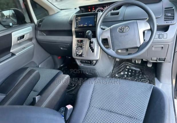 Toyota Noah 2007 Gray