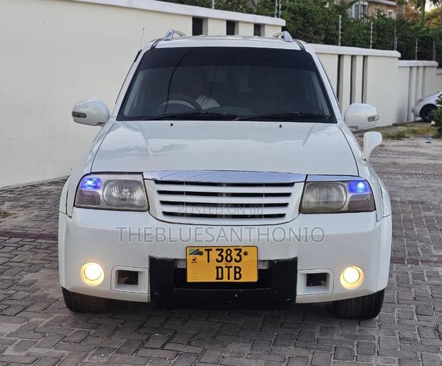 Suzuki Escudo 2004 White