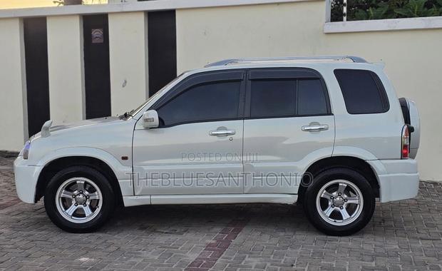 Suzuki Escudo 2004 White