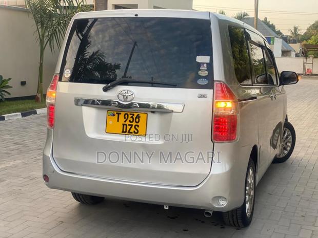 Toyota Noah 2007 Silver