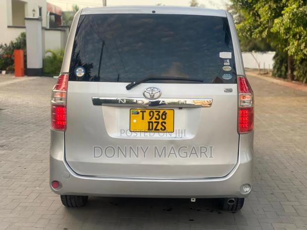 Toyota Noah 2007 Silver