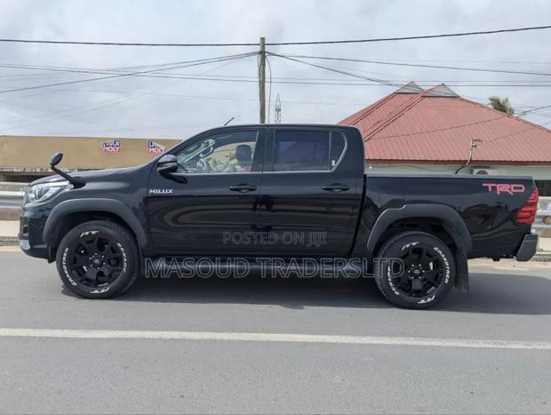 Toyota Hilux SR 4x4 2018 Black