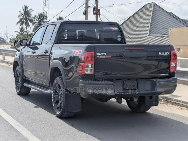 Toyota Hilux SR 4x4 2018 Black