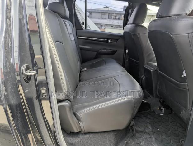 Toyota Hilux SR 4x4 2018 Black