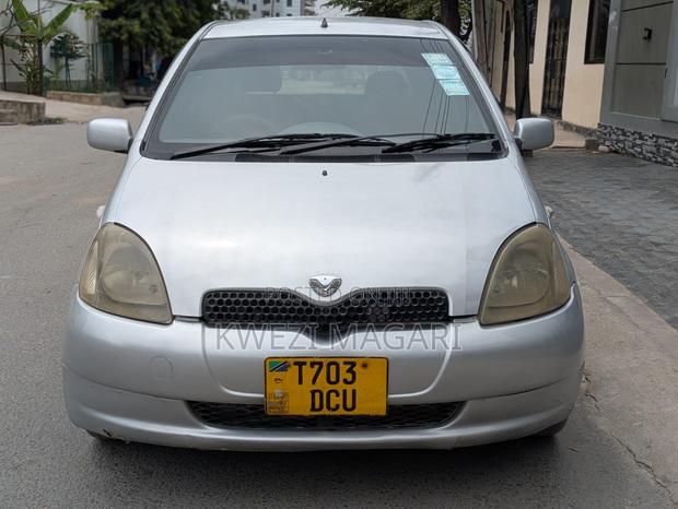 Toyota Vitz 2000 Silver