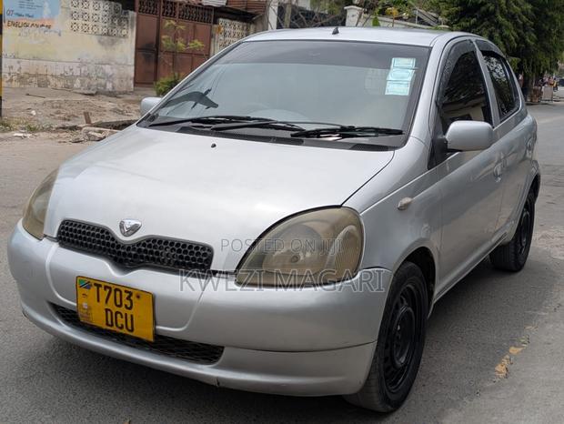 Toyota Vitz 2000 Silver