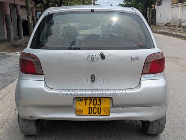 Toyota Vitz 2000 Silver