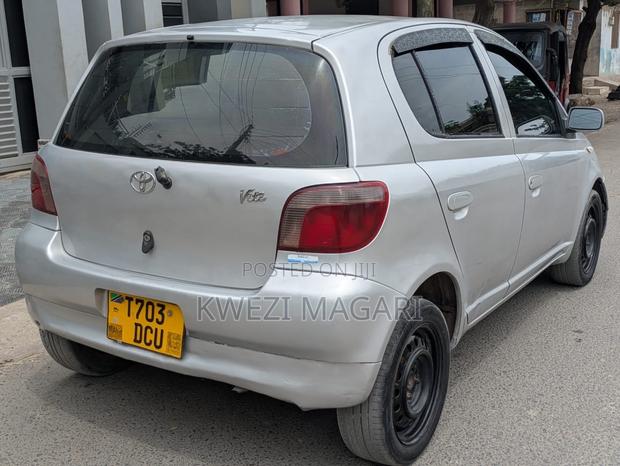 Toyota Vitz 2000 Silver