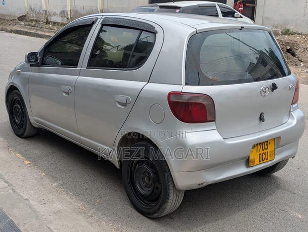 Toyota Vitz 2000 Silver