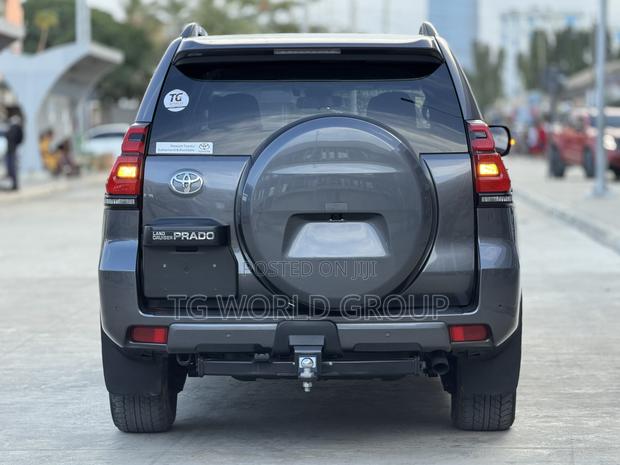 Toyota Land Cruiser Prado 2.8 2022 Gray