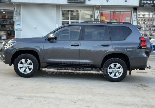 Toyota Land Cruiser Prado 2022 Gray