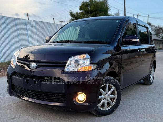 Toyota Sienta 2013