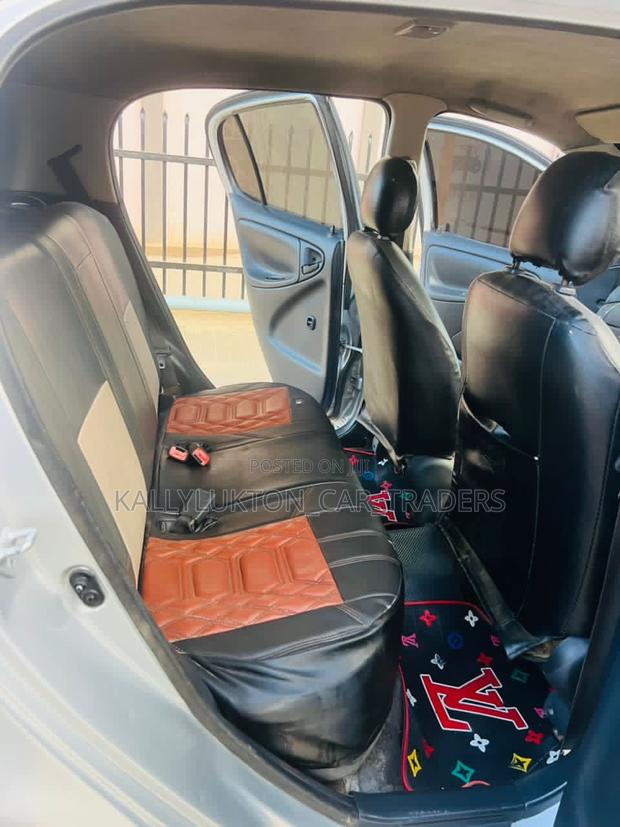Toyota Vitz 2003 Silver