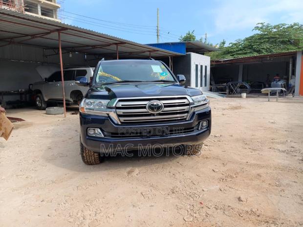 Toyota Land Cruiser 4.6 V8 ZX 2018 Blue