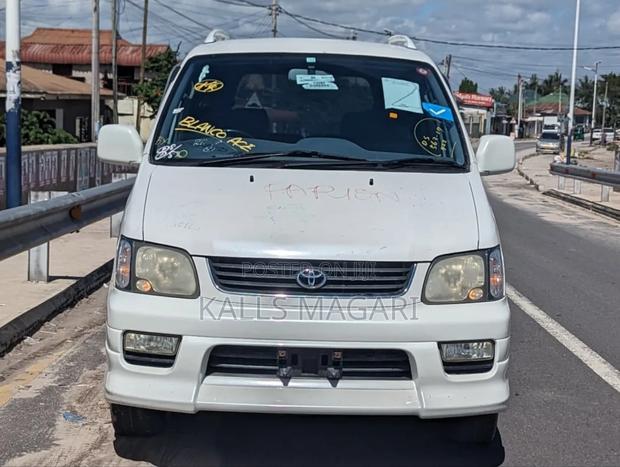 Toyota Noah 2.0 AWD (8 Seater) 2001 White