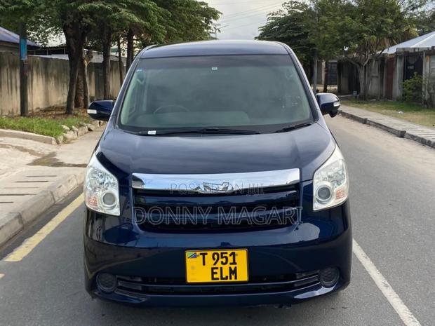 Toyota Noah 2.0 143hp AWD (7 Seater) 2008 Blue