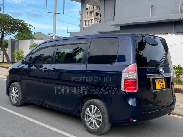 Toyota Noah 2.0 143hp AWD (7 Seater) 2008 Blue