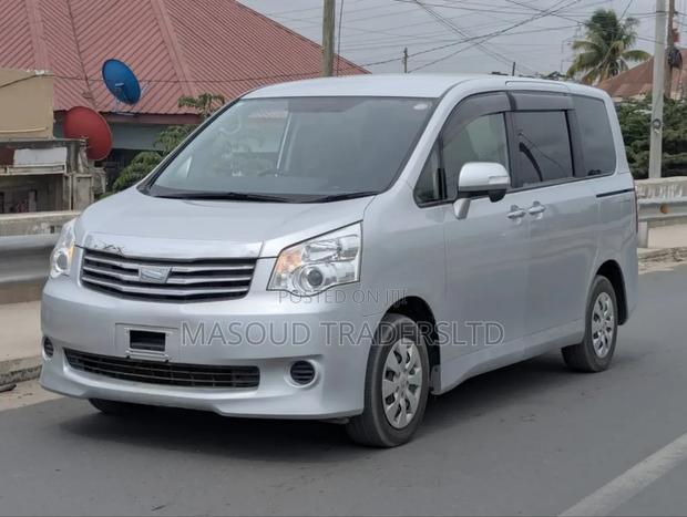 Toyota Noah 2.0 143hp AWD (7 Seater) 2012 Silver