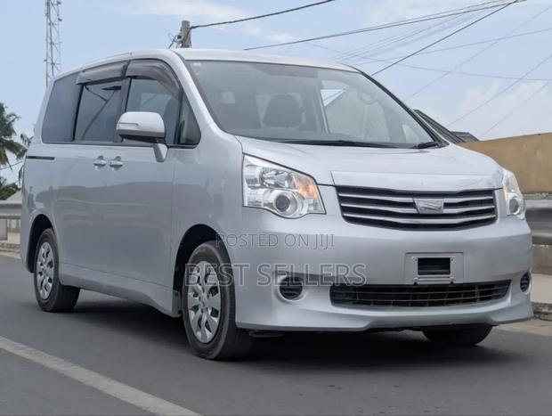 Toyota Noah 2.0 143hp AWD (7 Seater) 2012 Silver