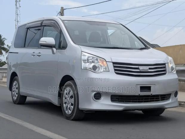 Toyota Noah 2.0 143hp AWD (7 Seater) 2012 Silver
