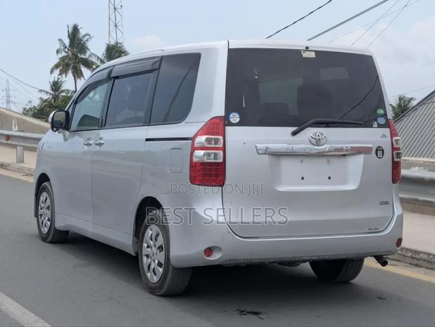 Toyota Noah 2.0 143hp AWD (7 Seater) 2012 Silver