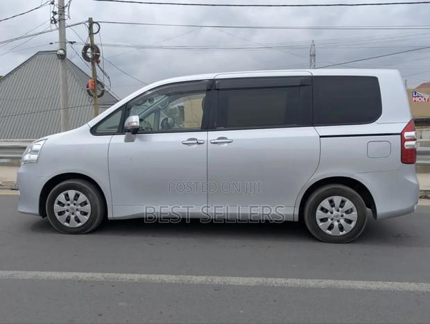 Toyota Noah 2.0 143hp AWD (7 Seater) 2012 Silver