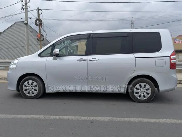 Toyota Noah 2.0 143hp AWD (7 Seater) 2012 Silver