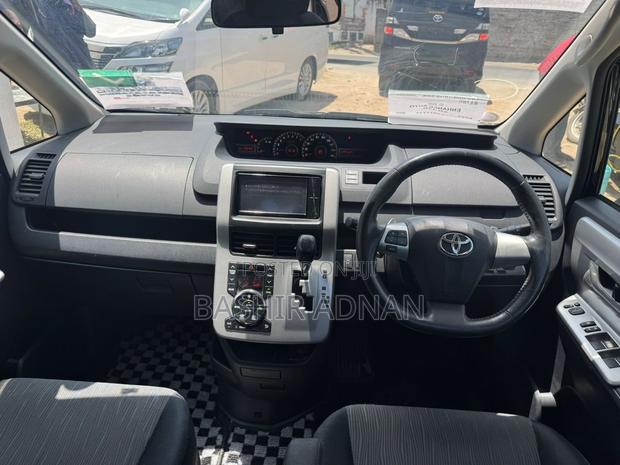 Toyota Noah 2.0 143hp FWD (7 Seater) 2010 Black