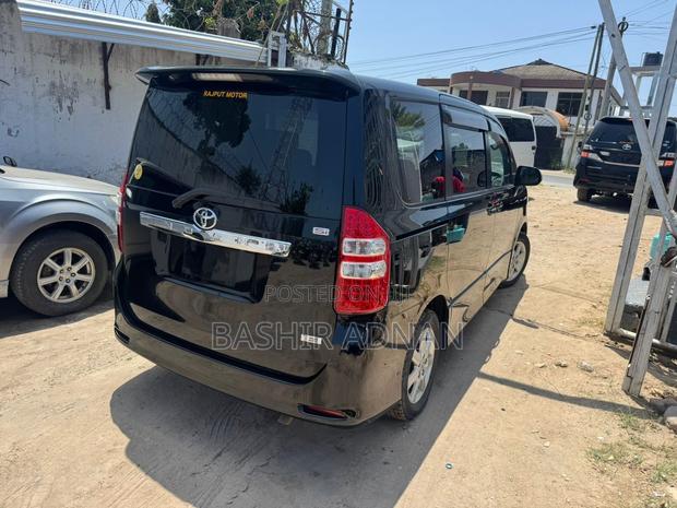 Toyota Noah 2.0 143hp FWD (7 Seater) 2010 Black