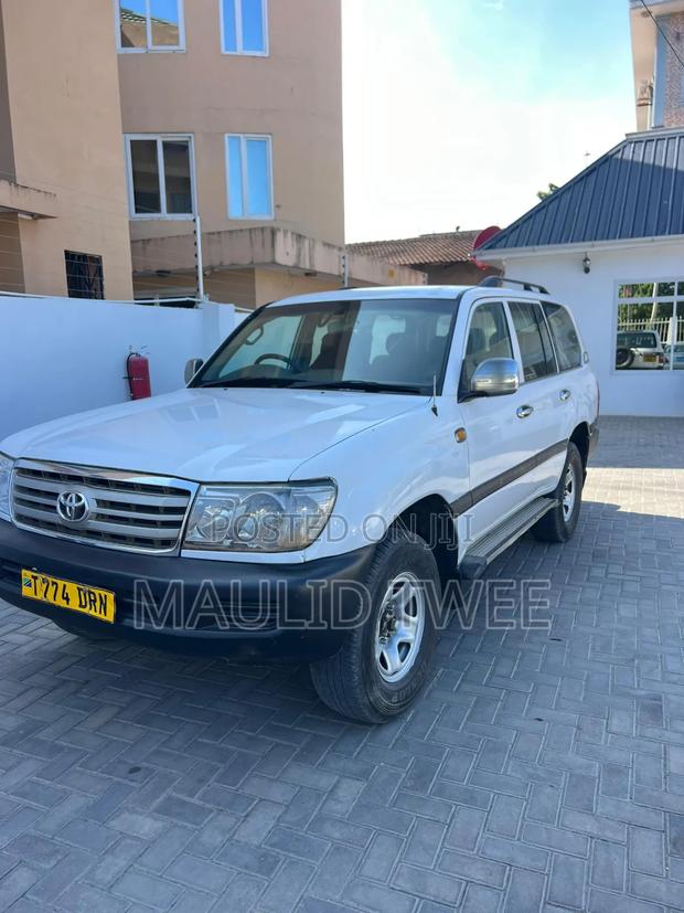 Toyota Land Cruiser 2005 White
