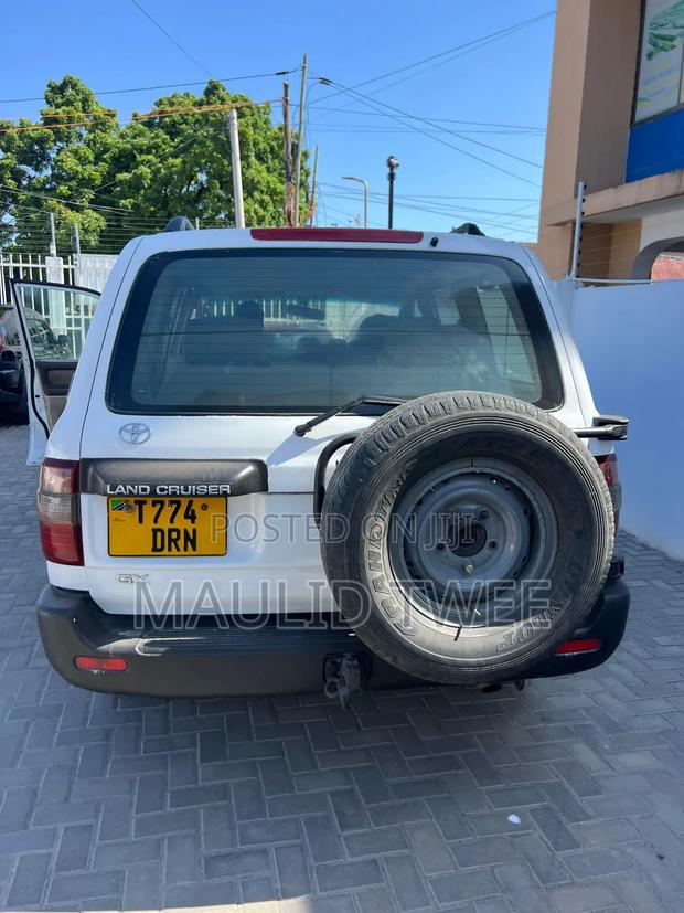 Toyota Land Cruiser 2005 White