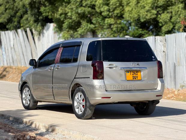 Toyota Raum 2006 Silver