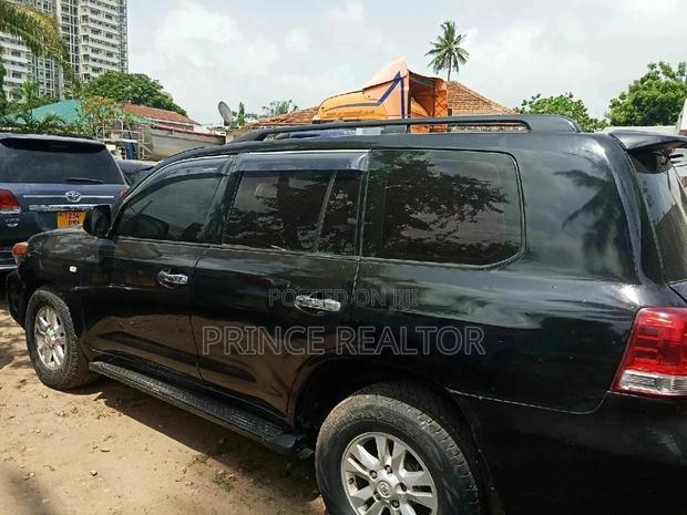 Toyota Land Cruiser 2010 4.6 V8 GX Black