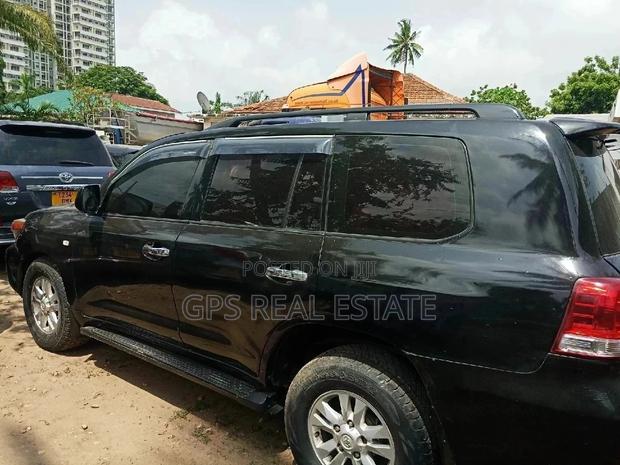 Toyota Land Cruiser 2010 4.6 V8 GX Black