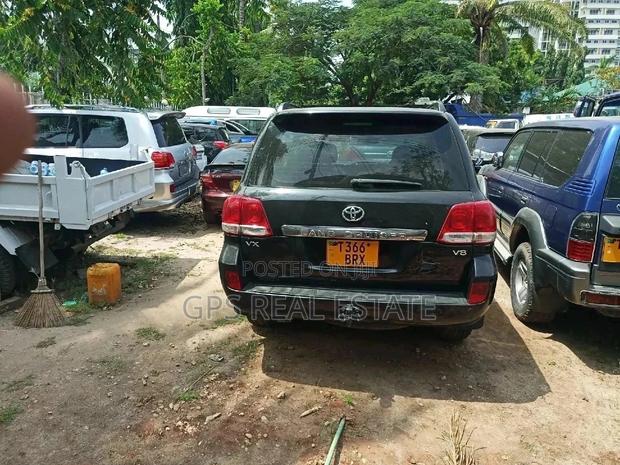 Toyota Land Cruiser 2010 4.6 V8 GX Black