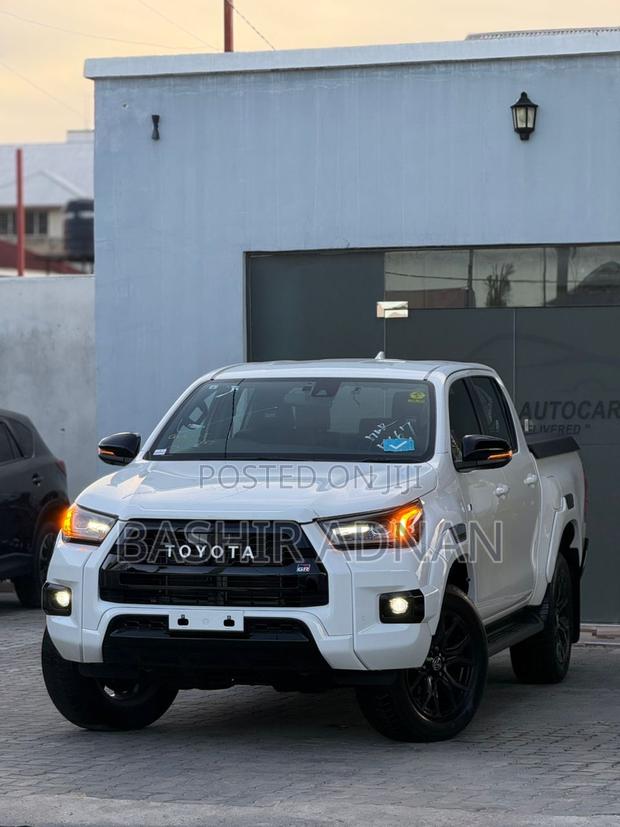 Toyota Hilux 2023 Pearl