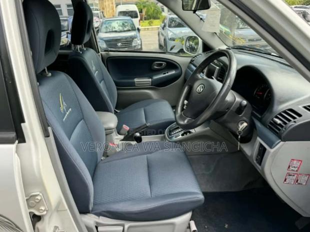 Suzuki Escudo 2002 White