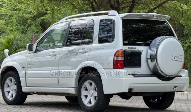 Suzuki Escudo 2002 White