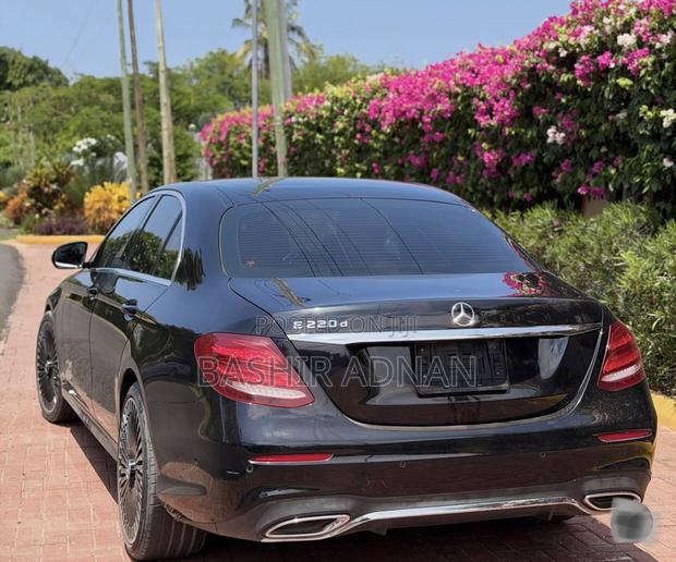 Mercedes-Benz E220 2017 Black