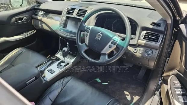 Toyota Crown 2011 Black