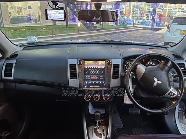 Mitsubishi Outlander 2010 White