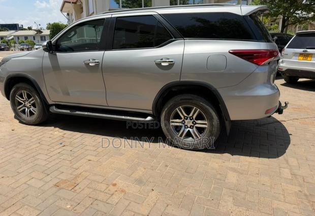Toyota Fortuner 2021 Silver
