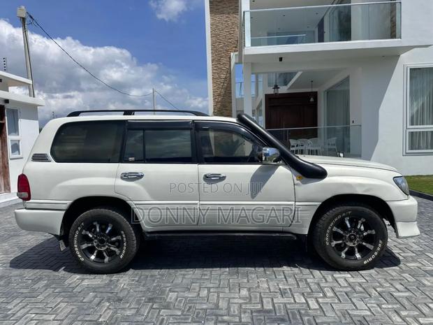 Toyota Land Cruiser 2002 White