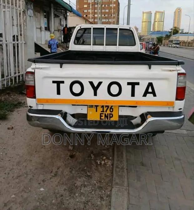 Toyota Hilux 2018 White