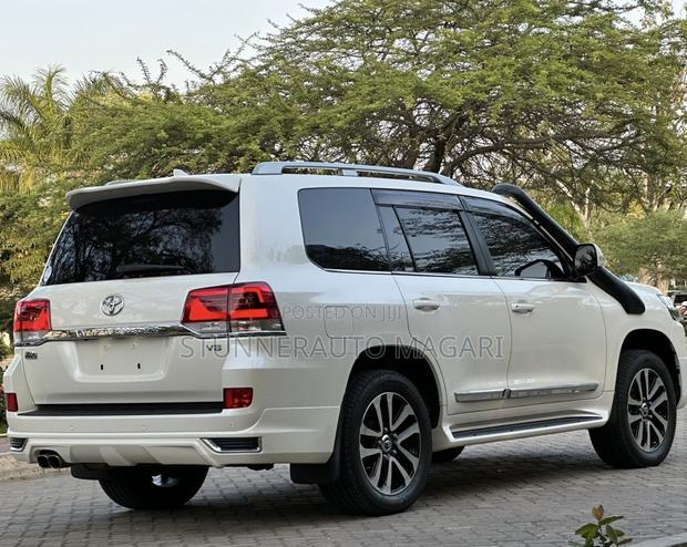 Toyota Land Cruiser 2017 White