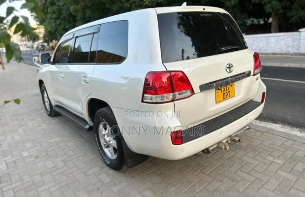 Toyota Land Cruiser 2010 White