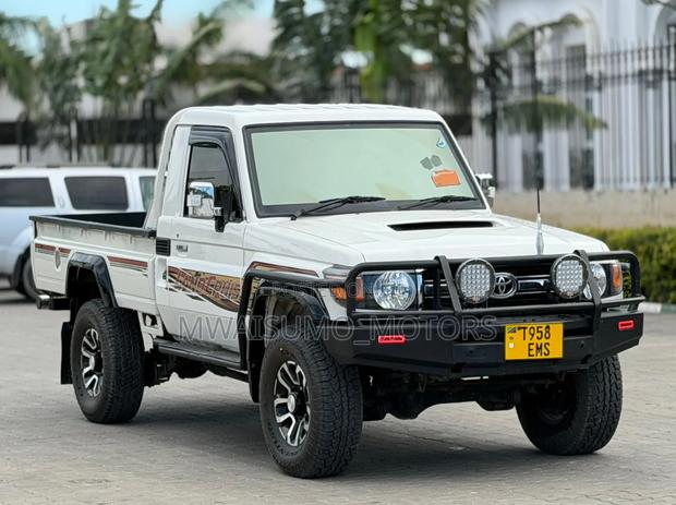 Toyota Land Cruiser 2012 Off white