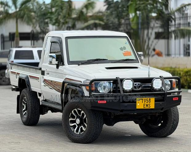 Toyota Land Cruiser 2012 Off white