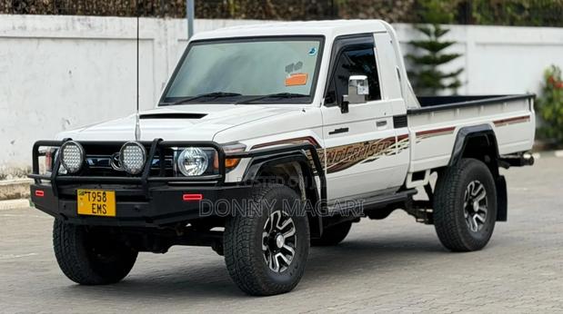Toyota Land Cruiser 2012 White